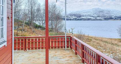 Cozy home in Botenhamn with house a mountain view