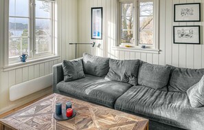 TV, fireplace - Amazing home in Lindesnes with WiFi (Lindesnes)