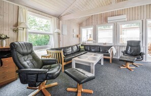 Een televisie en een open haard