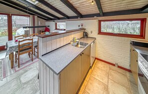 Kjøleskap, kokeplater, oppvaskmaskin og kaffetrakter/tekoker