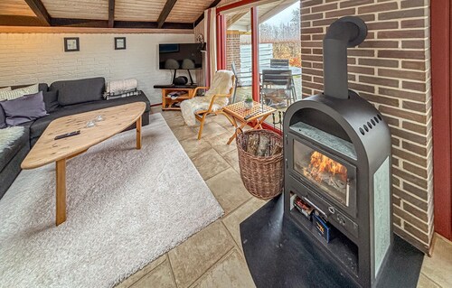 Cozy home in Hemmet with WiFi
