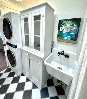 Interior - Guest House at Coburg Garden (Eugene)