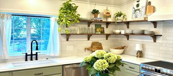 Guest House at Coburg Garden- Charming 3 bedroom house with beautiful garden.