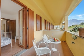 Outdoor dining - Residence La perla - Apt 37, Monte Isola, Italy (Monte Isola)