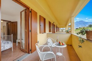 Outdoor dining - Residence La Perla - Apt 36, Monte Isola, Italy (Monte Isola)