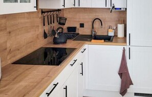 Fridge, microwave, stovetop, cookware/dishes/utensils - 2 bedroom lovely home in Gaski (Gaski)