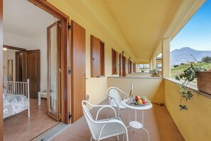 Outdoor dining - Residence La Perla - Apt 40, Monte Isola, Italy (Monte Isola)