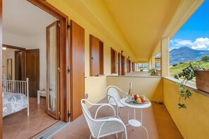 Outdoor dining - Residence La Perla - Apt 32, Monte Isola, Italy (Monte Isola)
