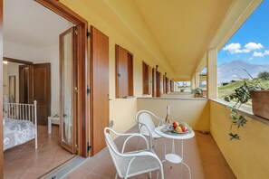 Outdoor dining - Residence La Perla - Apt 33, Monte Isola, Italy (Monte Isola)
