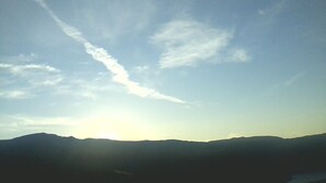 A mountainous landscape with a clear sky and a visible contrail. - Cibo 17 - Two-room apartment with sea view (Capraia Isola)
