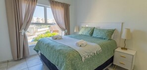 Iron/ironing board, WiFi, bed sheets - Coastal Comfort | Patio | Pool | Sea Views (Margate)