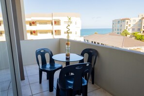 Outdoor dining - Coastal Comfort | Patio | Pool | Sea Views (Margate)