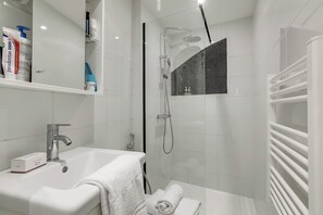 Shower, towels - Studio Old Town 50m Beach and Shop, Menton, France (Menton)