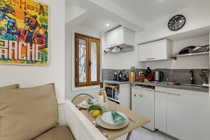 Fridge, microwave, stovetop, coffee/tea maker - Studio Old Town 50m Beach and Shop, Menton, France (Menton)