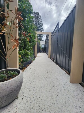 Property grounds - Private Coastal Retreat | Walk to Cafés, Bars & Beach (Scarborough)