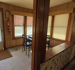 Dining - Cozy 1-bedroom cottage in charming Monticello (Monticello)