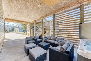 Terrace/patio - Charming 3-bedroom house with Hot Tub and game room in Kill Devil Hills (Kill Devil Hills)
