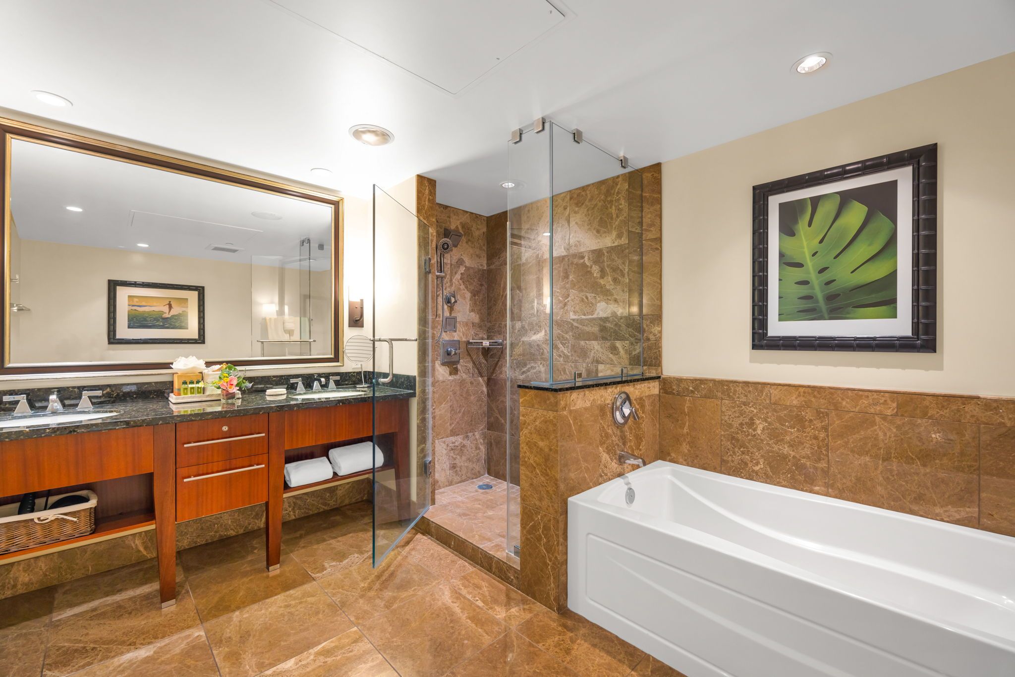 Une salle de bain moderne avec une douche à parois de verre, un grand miroir et une baignoire.