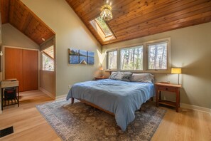 Desk, WiFi, bed sheets - Lakefront w Dock/Fire Pit, Walk to Honi/Uno (Oakland)