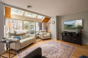 TV, books - Lakefront w Dock/Fire Pit, Walk to Honi/Uno (Oakland)