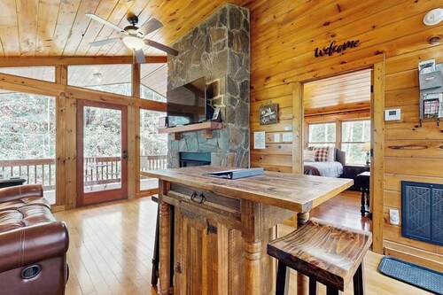 Cozy Cabin w/ Hot Tub in the Nantahala Gorge, Firepit, Fireplace,Patio, W/D