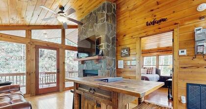 Cozy Cabin w/ Hot Tub in the Nantahala Gorge, Firepit, Fireplace,Patio, W/D