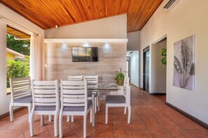 Dining - Enchanting dog-friendly house with a refreshing outdoor pool & jacuzzi (Playas del Coco)