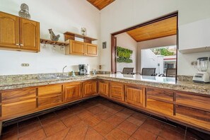 Fridge, microwave, oven, coffee/tea maker - Enchanting dog-friendly house with a refreshing outdoor pool & jacuzzi (Playas del Coco)