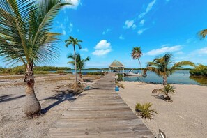 Beach nearby - Tranquil apartment with modern amenities, and serene outdoor pool (San Pedro)