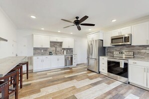 Private kitchen - Spacious Lakefront Home with Two Kitchens, Expansive Decks, & Direct Lake Access (Bella Vista)