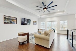 Living area - Spacious Lakefront Home with Two Kitchens, Expansive Decks, & Direct Lake Access (Bella Vista)