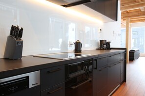 Luxury Villa, Mountain View | Private kitchen