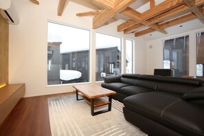 Luxury Villa, Mountain View | Living area