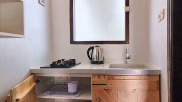 Standard Apartment, Courtyard View | Private kitchen