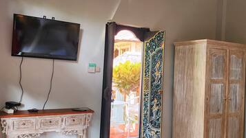 Standard Apartment, Courtyard View | Wardrobe