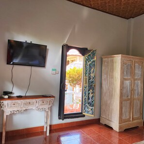 Standard-Apartment, Blick auf den Innenhof | Schrank