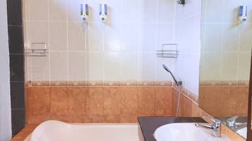 Standard Apartment, Courtyard View | Bathroom