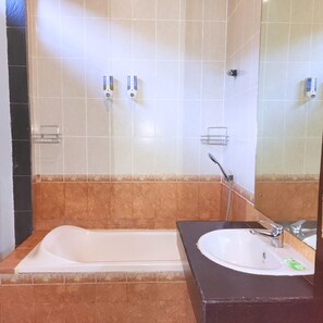 Standard-Apartment, Blick auf den Innenhof | Badezimmer