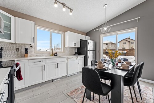 Ultimate 5BR Getaway | Hot Tub • Games • Comfort