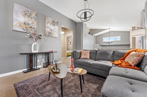 Ultimate 5BR Getaway | Hot Tub • Games • Comfort