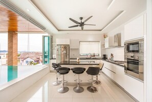 Private kitchen - Seaview Rooftop Pool Villa Near Beach V210 (Rawai)
