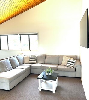 Living area - Waterfront Retreat Mooloolaba (Mooloolaba)