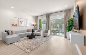 Smart TV, table football, ping pong - New Home near Disney! Modern Retreat in Clermont, Private Pool + Social Club (Ln clermont)