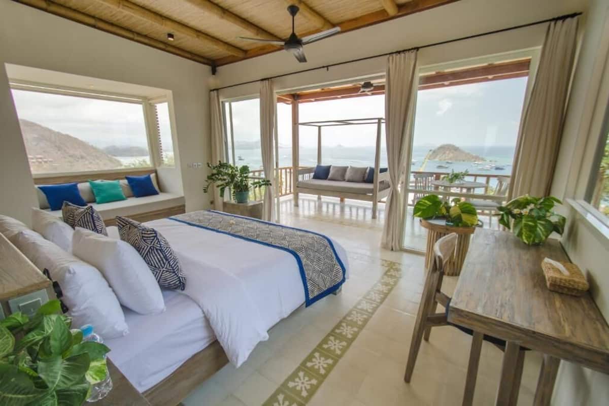 デラックス スイート キングベッド 1 台 シービュー