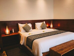 Suite Deluks, pemandangan laut | Brankas, meja kerja, ruang kerja ramah laptop, dan Wi-Fi gratis