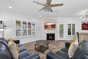 TV - Spacious 2BR 2BA Condo Getaway for 6 (Scottsdale)
