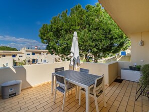 Outdoor dining - Pool retreat at Clube da Bemposta (Alvor)