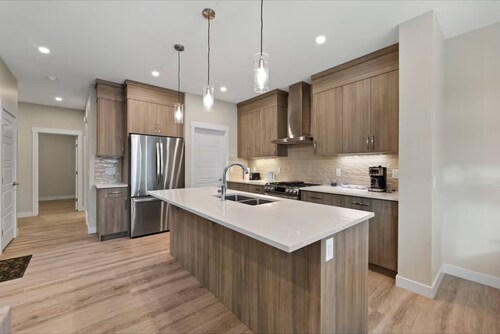 5BR Home- Near YYC and Banff 1hr with Garage and KingBed