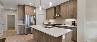 5BR Home- Near YYC and Banff 1hr with Garage and KingBed