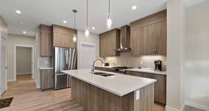 5BR Home- Near YYC and Banff 1hr with Garage and KingBed